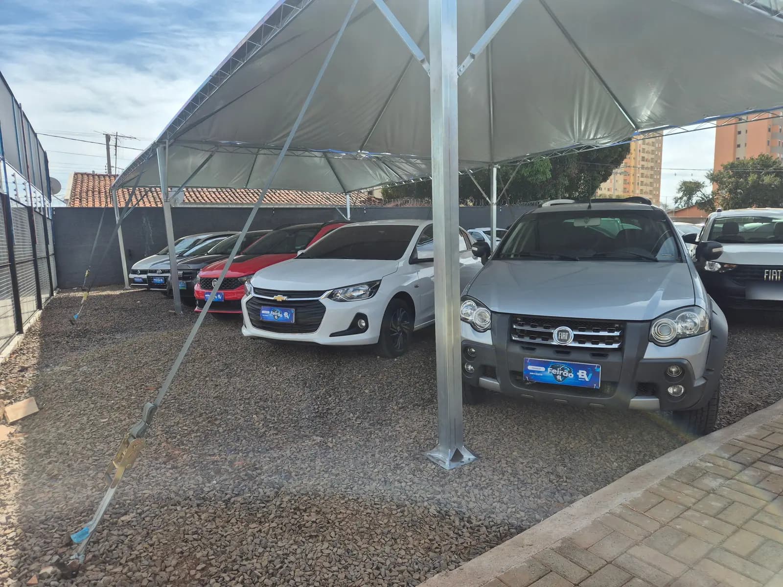 Veículos seminovos estacionados sob a cobertura da UpCar